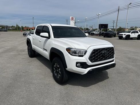 Certified 2022 Toyota Tacoma TRD Off-Road AWD/4WD image 3