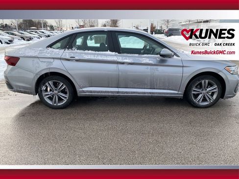 Used 2024 Volkswagen Jetta SE image 3