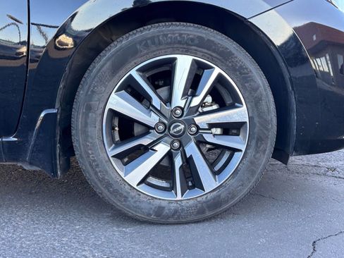 Used 2025 Nissan Versa SV w/ Trunk Package image 28