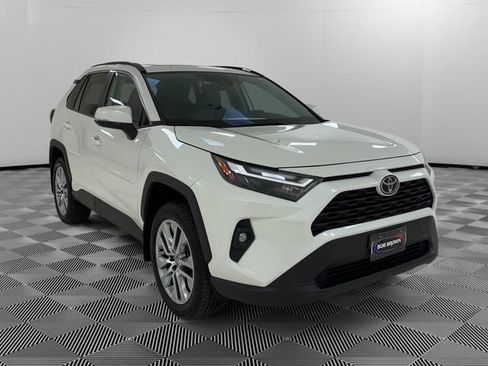Used 2022 Toyota RAV4 XLE Premium AWD/4WD image 7