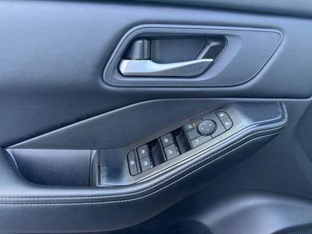 Used 2025 Nissan Rogue SV FWD image 25