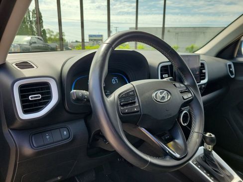Used 2023 Hyundai Venue Limited FWD image 16