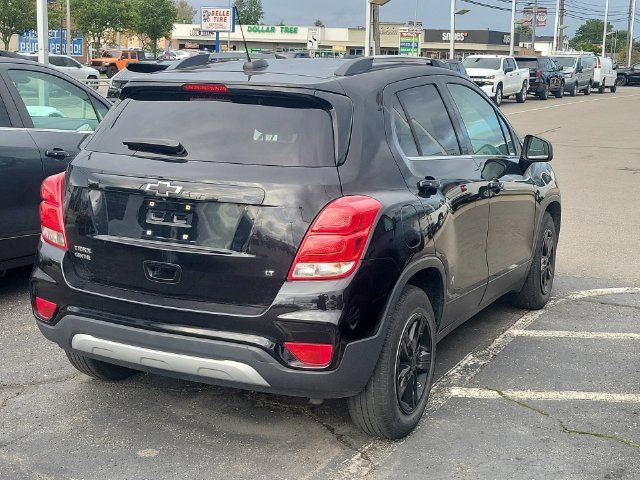 Used 2017 Chevrolet Trax LT w/ LT Convenience Package FWD image 11