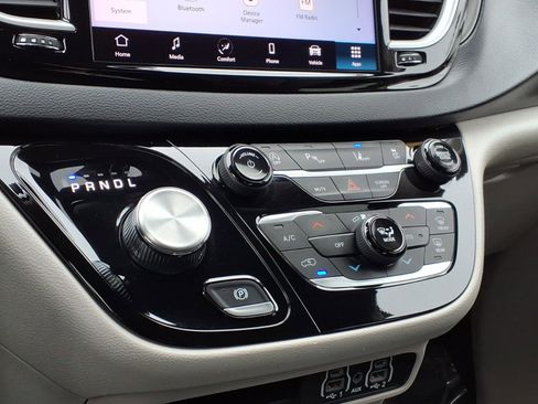 Used 2023 Chrysler Pacifica Touring-L image 19