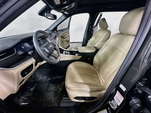 Used 2023 Jeep Grand Cherokee L Limited w/ Black Appearance Package AWD/4WD image 15
