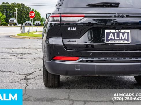 Used 2025 Jeep Grand Cherokee Altitude AWD/4WD image 17