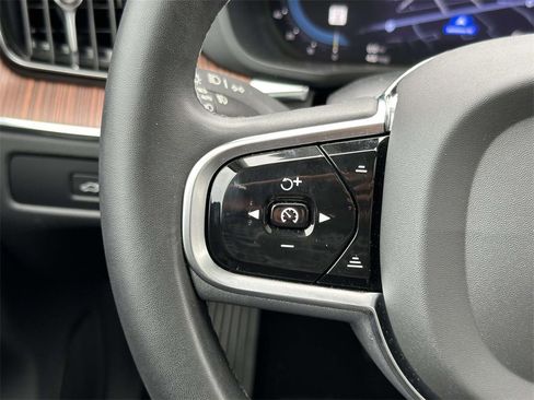 Used 2023 Volvo XC60 B5 Plus image 9