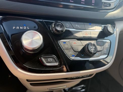Used 2023 Chrysler Pacifica Touring-L FWD image 5