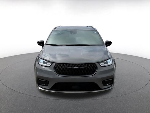 Used 2025 Chrysler Pacifica Limited image 4