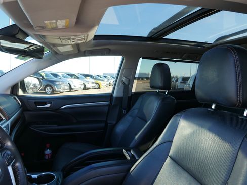 Used 2017 Toyota Highlander Limited Platinum image 22