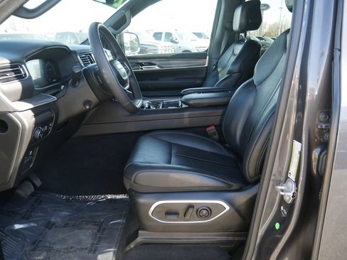 Certified 2024 Jeep Wagoneer L Series III w/ Flexible Seating Group image 29