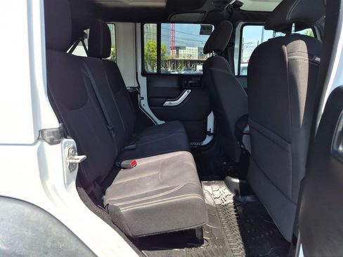 Used 2017 Jeep Wrangler Unlimited Rubicon w/ Cold Weather Group AWD/4WD image 26