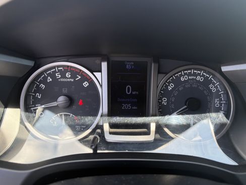 Used 2020 Toyota Tacoma SR5 RWD image 12