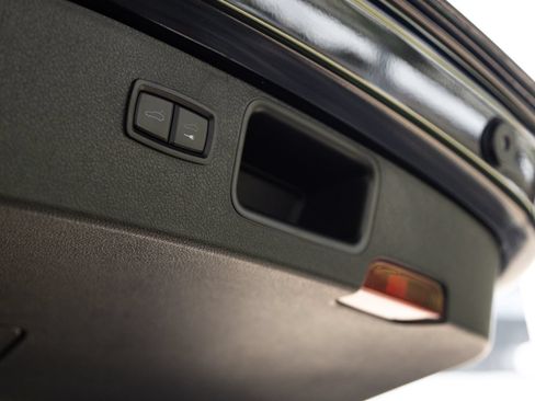 Certified 2023 Porsche Macan AWD/4WD image 30