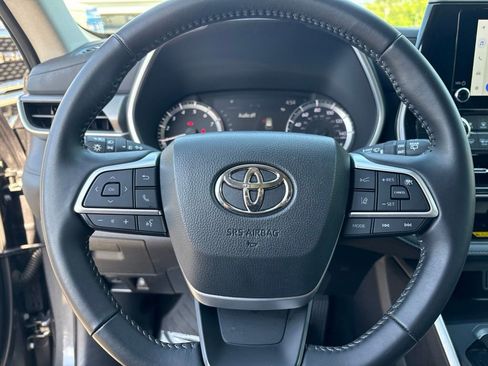 Used 2025 Toyota Highlander XLE FWD image 24