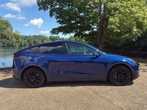 Used 2021 Tesla Model Y Long Range AWD/4WD image 3