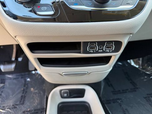 Used 2023 Chrysler Pacifica Touring-L FWD image 26
