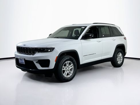 Used 2023 Jeep Grand Cherokee Laredo AWD/4WD image 1