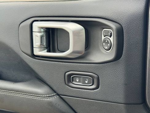 Used 2018 Jeep Wrangler Unlimited Sahara AWD/4WD image 27