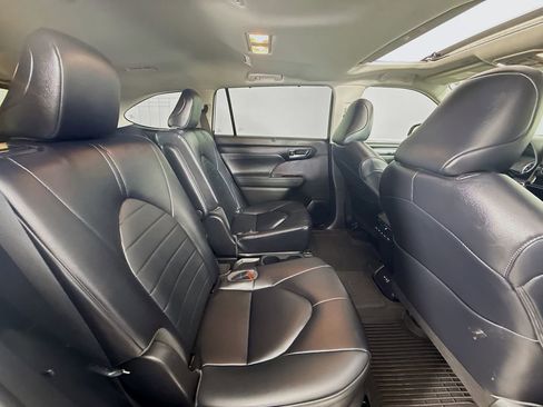 Used 2023 Toyota Highlander XLE AWD/4WD image 32