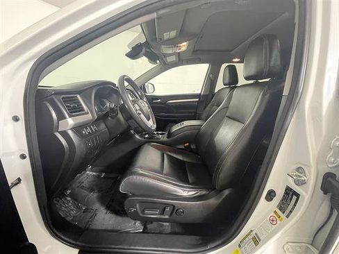 Certified 2017 Toyota Highlander XLE AWD/4WD image 9