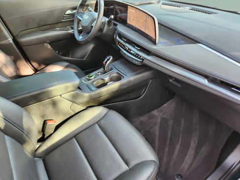 Used 2025 Cadillac XT4 Sport FWD image 7