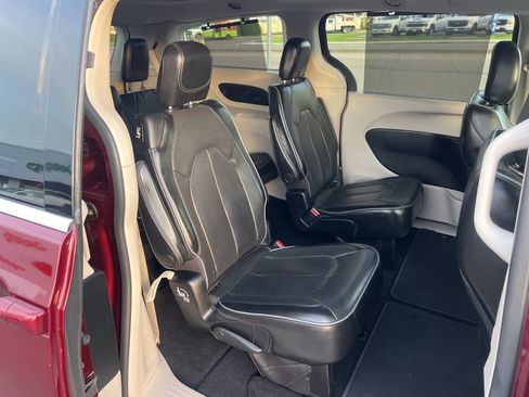 Used 2018 Chrysler Pacifica Limited image 36