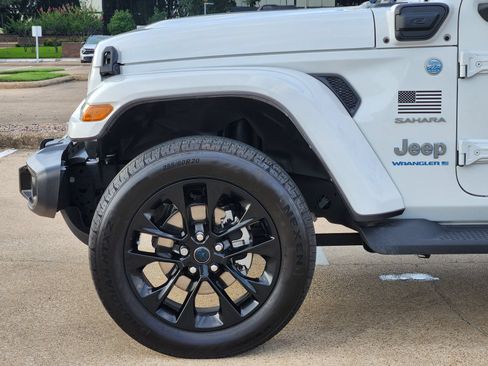 Used 2024 Jeep Wrangler Unlimited Sahara AWD/4WD image 8