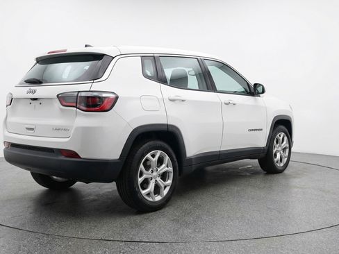 Used 2025 Jeep Compass Latitude image 9