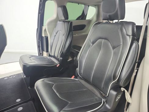 Used 2023 Chrysler Pacifica Limited FWD image 41