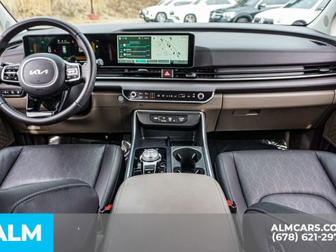Used 2025 Kia Carnival EX image 28