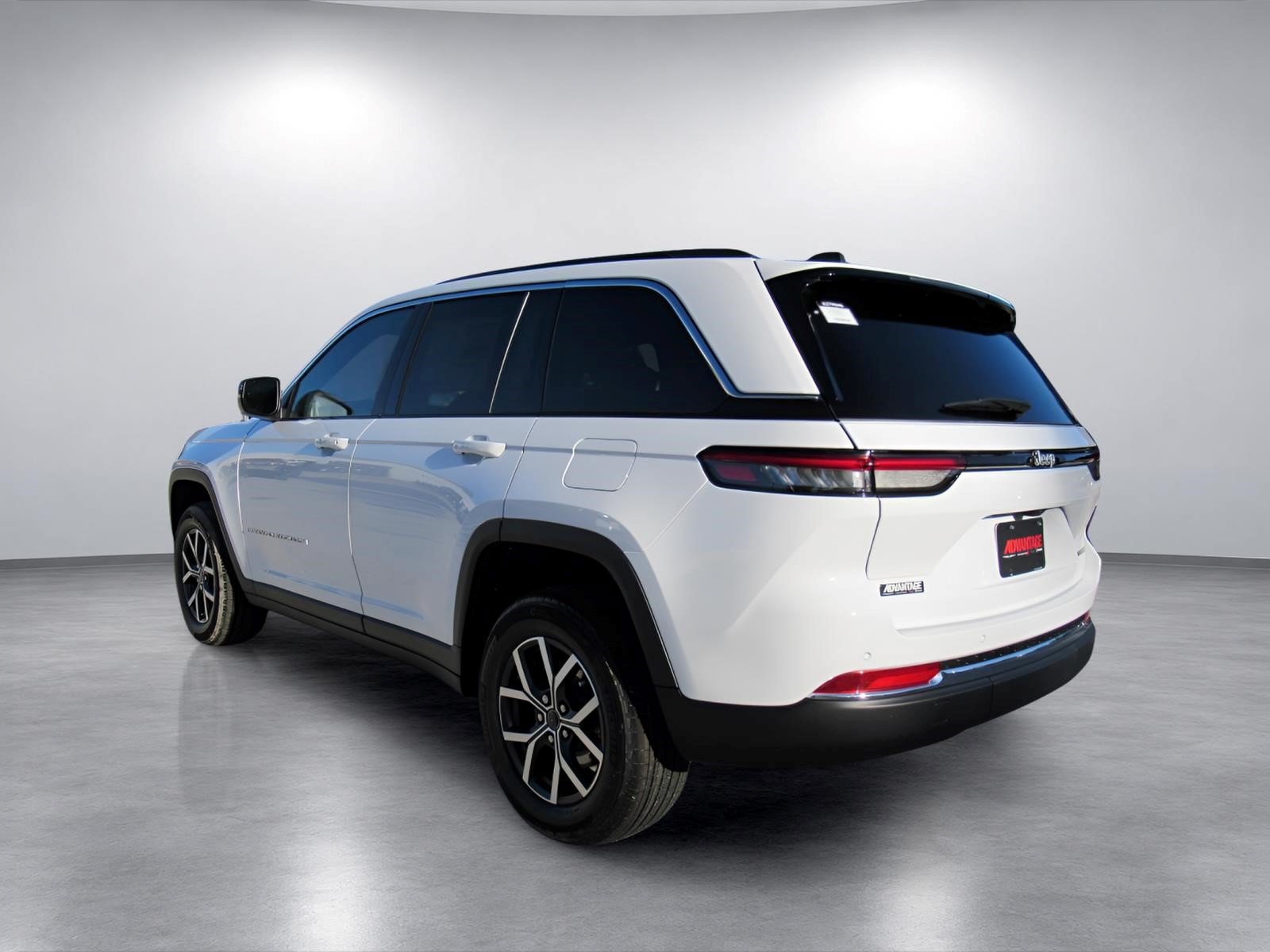 New 2027 Jeep Grand Cherokee Laredo RWD image 5
