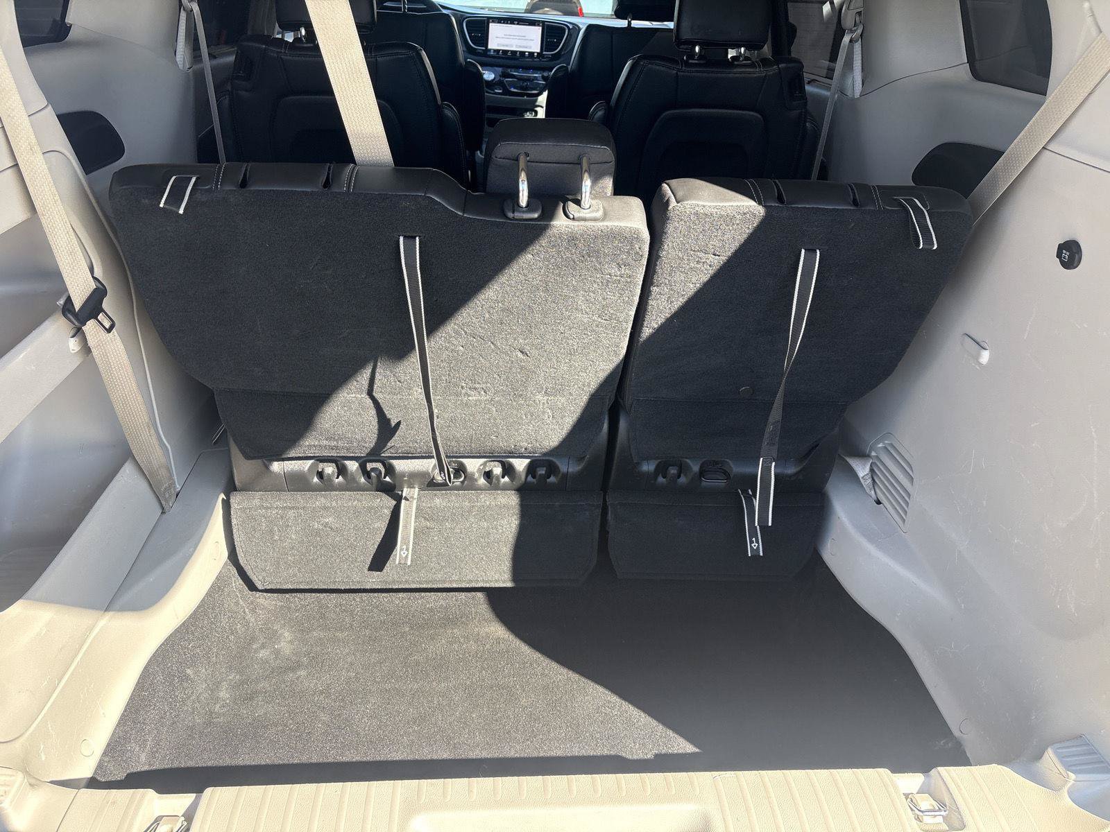 Used 2024 Chrysler Pacifica Touring-L FWD image 12