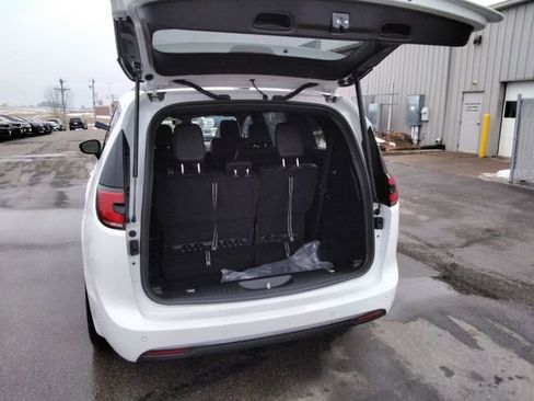New 2026 Chrysler Pacifica Select w/ S Appearance Package AWD/4WD image 12