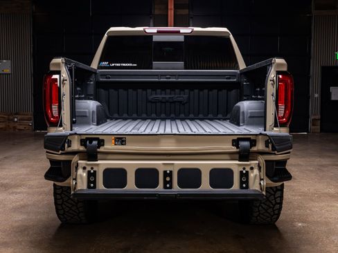 Used 2023 GMC Sierra 1500 AT4 w/ AT4 Preferred Package image 9