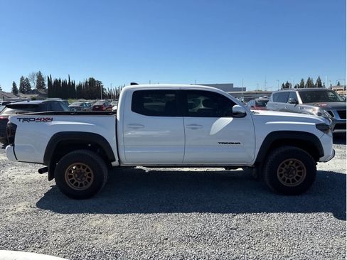 Used 2021 Toyota Tacoma TRD Off-Road w/ Technology Package image 9