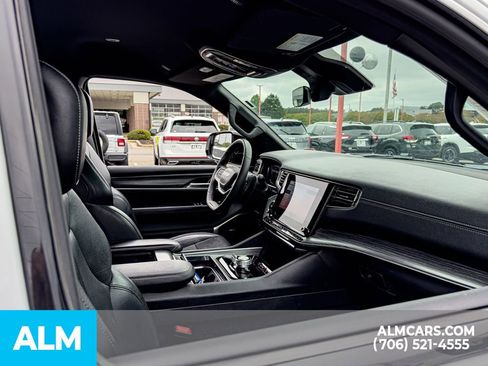 Used 2023 Jeep Wagoneer L Series II AWD/4WD image 18