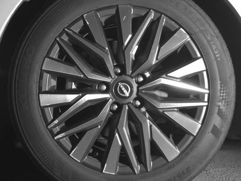 Used 2025 Nissan Altima 2.5 SV FWD image 12