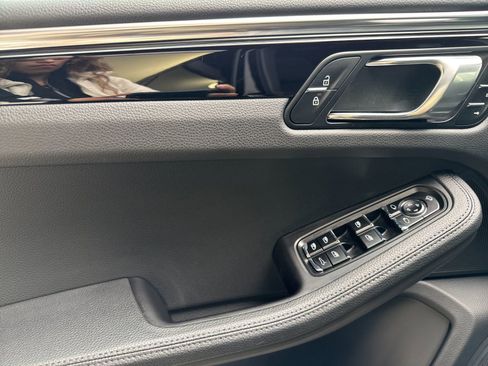 Certified 2023 Porsche Macan image 11