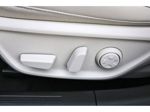 Used 2026 Genesis G70 2.5T image 10