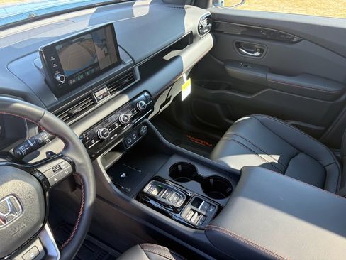 Certified 2025 Honda Pilot TrailSport image 18
