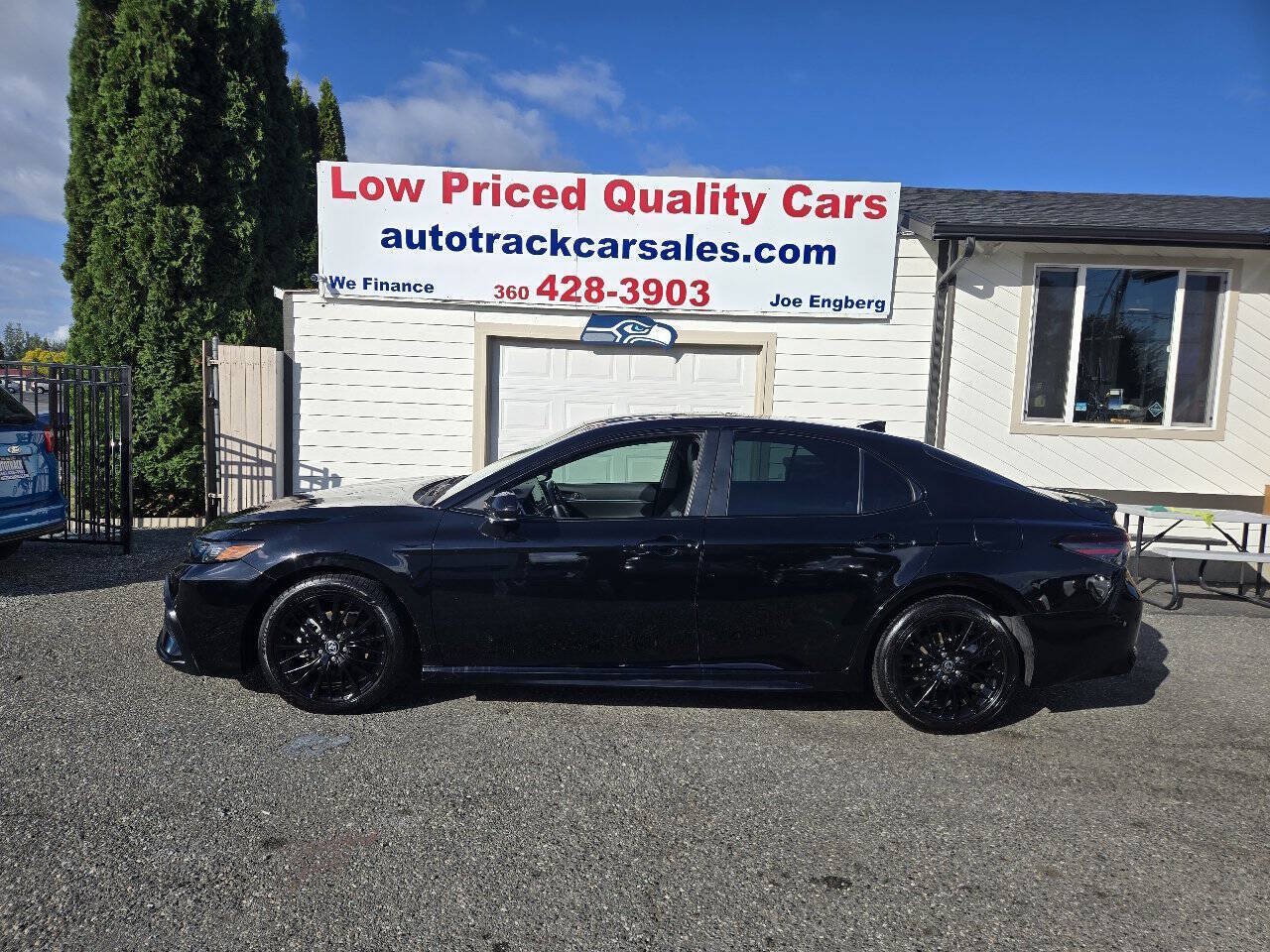 Used 2021 Toyota Camry SE w/ Carpet Mat Package (TMS) FWD image 2