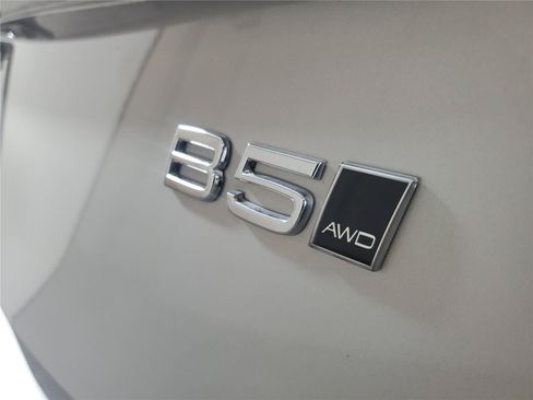 Certified 2025 Volvo XC90 B5 Core w/ Protection Package AWD/4WD image 4