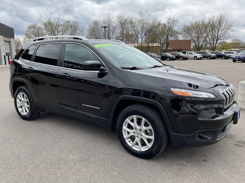 Used 2017 Jeep Cherokee Latitude w/ Cold Weather Group AWD/4WD image 10