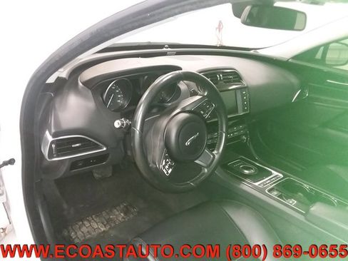 Used 2017 Jaguar XE image 11