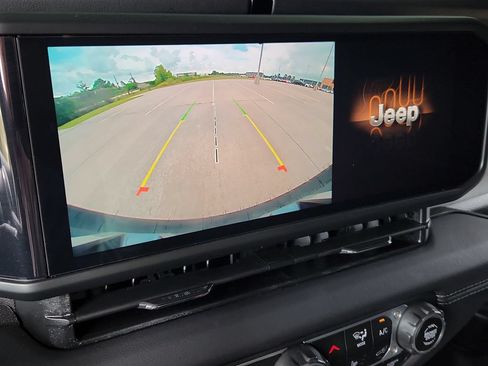 Used 2025 Jeep Wrangler Unlimited Sahara AWD/4WD image 21
