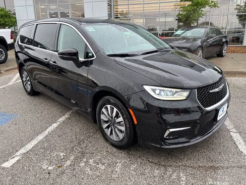 Used 2023 Chrysler Pacifica Touring-L FWD image 6