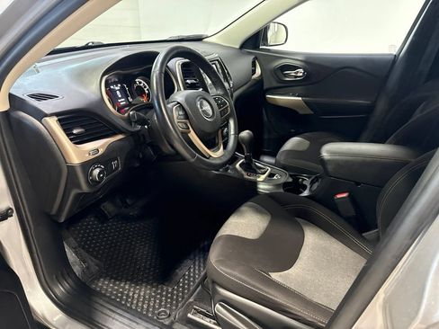 Used 2018 Jeep Cherokee Latitude w/ Cold Weather Group AWD/4WD image 22