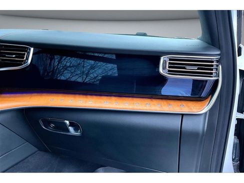 Certified 2024 Jeep Grand Wagoneer Series III w/ HD Trailer Tow Package AWD/4WD image 19