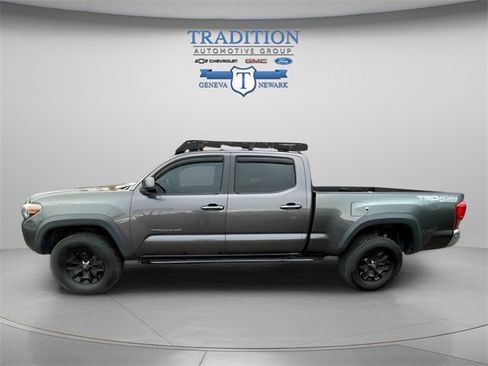 Used 2017 Toyota Tacoma TRD Sport image 2